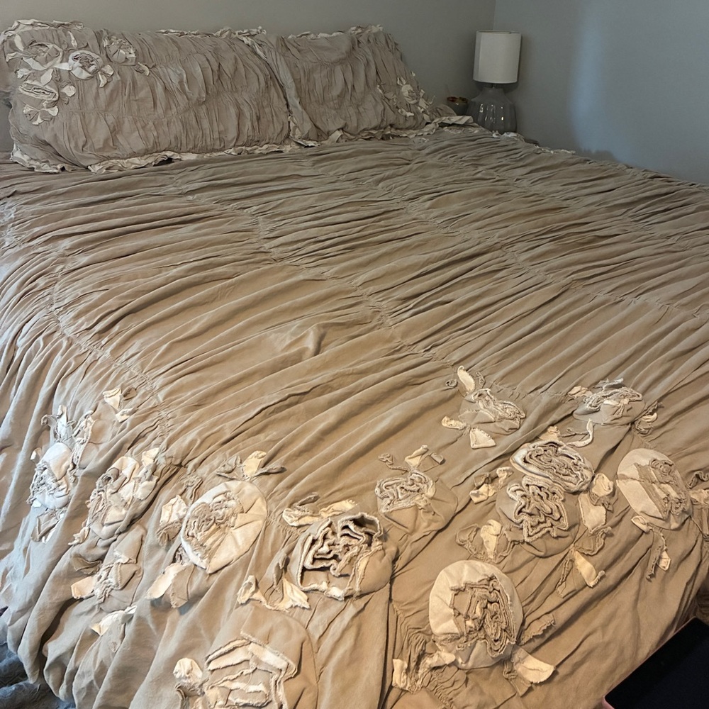 Soft Surroundings Bedding Set (King Comforter / Quilt & Shams)